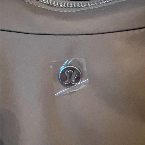 lululemon athletica city essentials shoulder bag - Picture 2 of 7